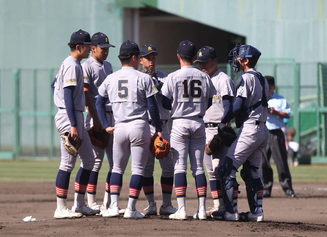 2回、ピンチを迎え守備タイムをとる青森山田ナインら（撮影・高橋香奈）