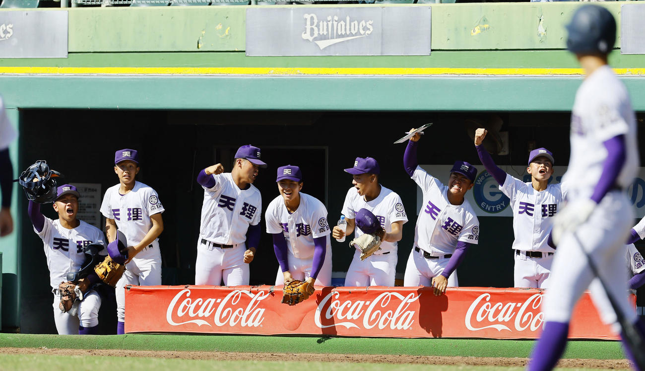 天理対和歌山東　2回表天理2死二、三塁、相手暴投で2点を先制し喜ぶ天理ナイン（撮影・藤尾明華）