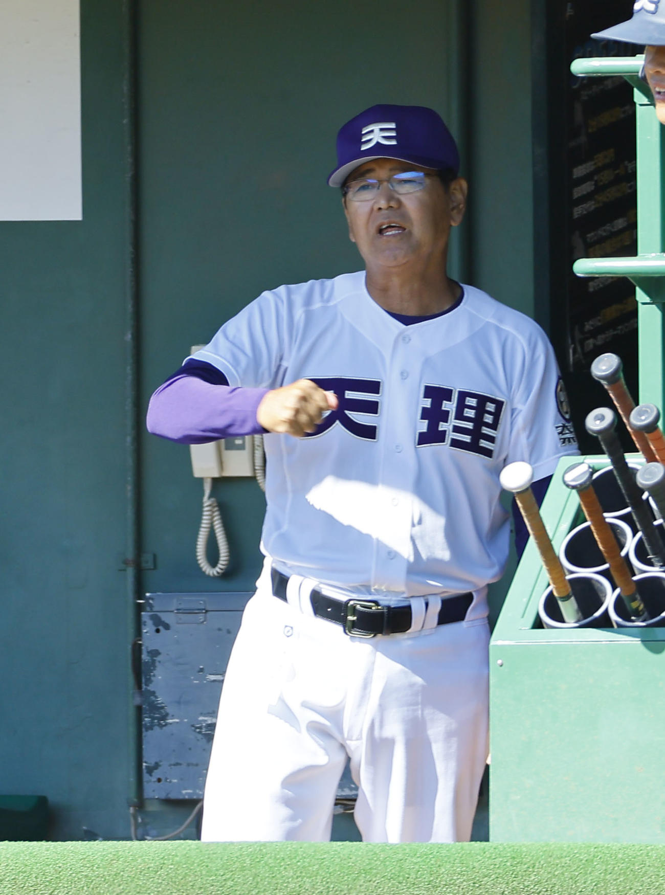 天理対和歌山東　ベンチで指示を出す天理・藤原監督（撮影・藤尾明華）