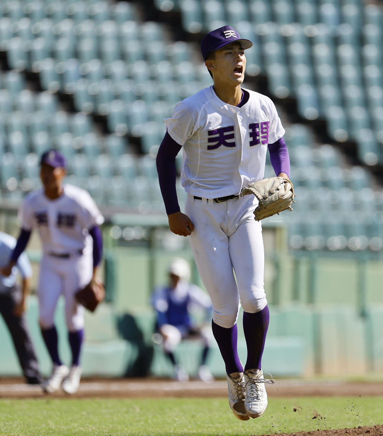 天理対和歌山東　8回、代打魚田を三振に仕留め雄たけびをあげる天理・下坊（撮影・藤尾明華）
