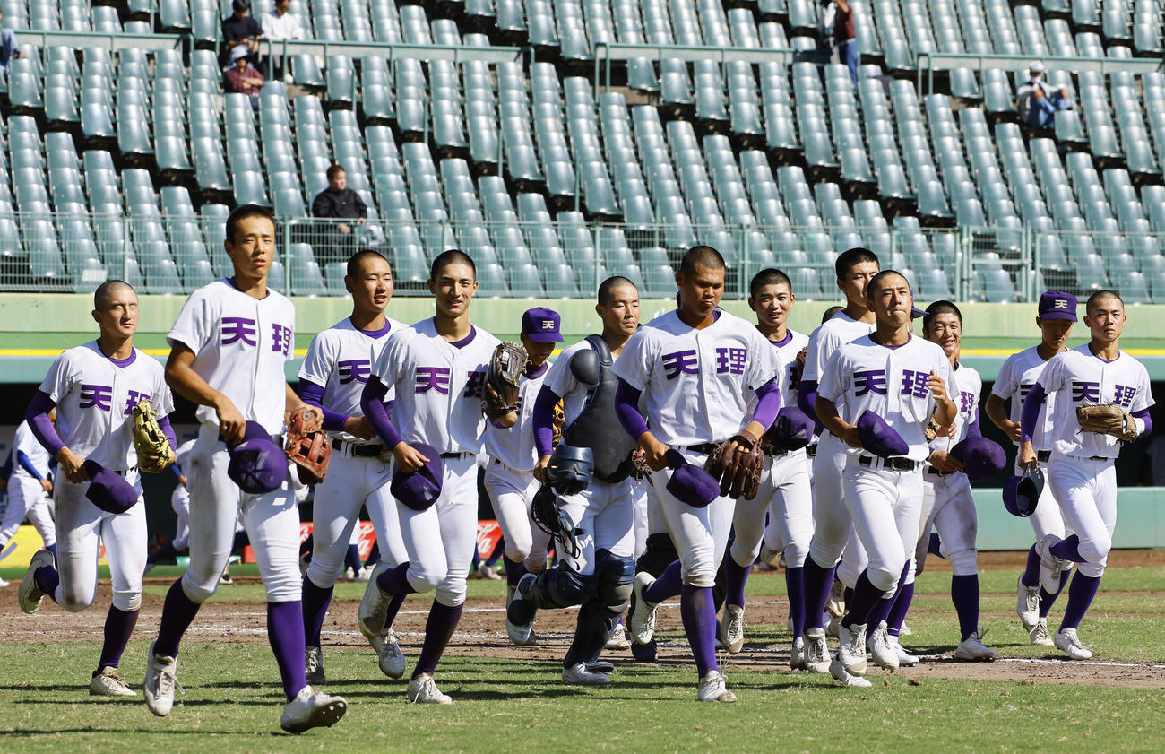 天理対和歌山東　和歌山東に勝利した天理ナイン（撮影・藤尾明華）