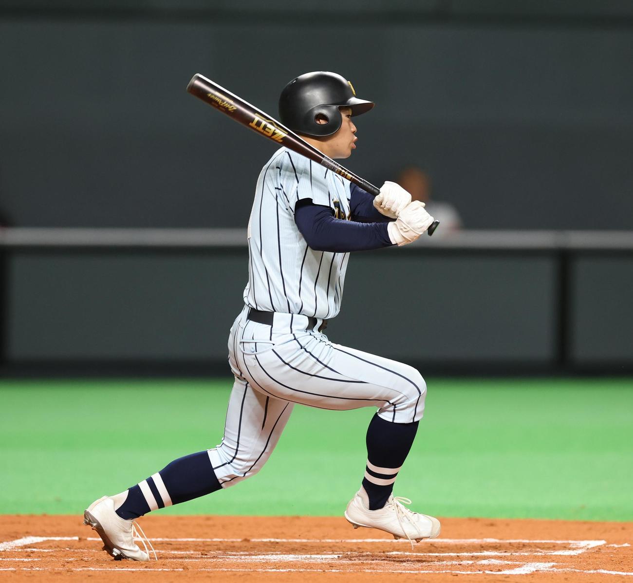 札幌日大対東海大札幌　1回裏東海大札幌1死満塁、右中間に走者一掃の三塁打を放つ太田勝心（撮影・黒川智章）