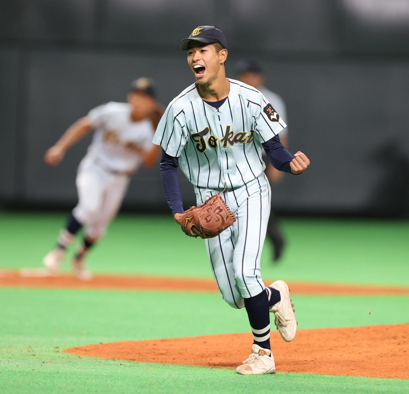 札幌日大対東海大札幌　4回表、無失点に抑え叫ぶ矢吹（撮影・黒川智章）