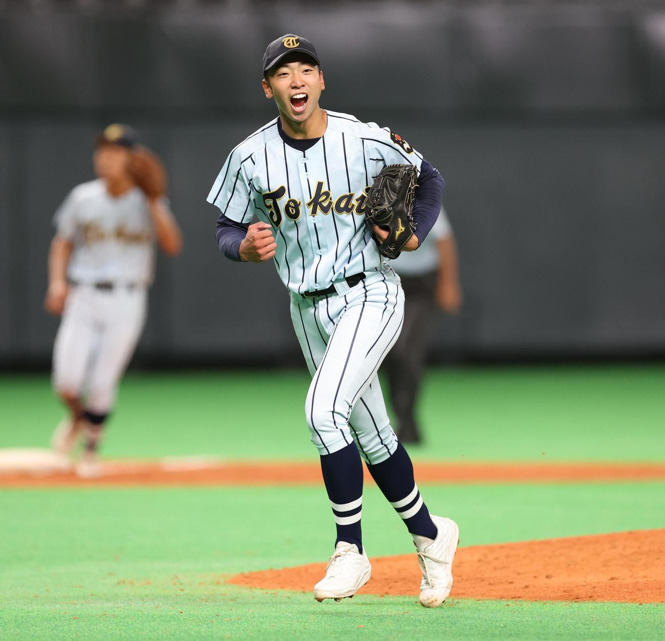 札幌日大対東海大札幌　8回表札幌日大2死一、二塁、吉田を三振にとり叫ぶ高橋（撮影・黒川智章）