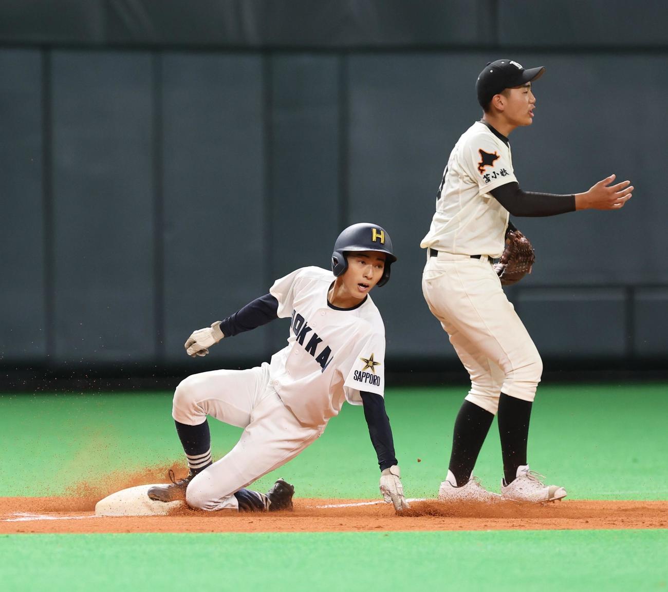 北海対駒大苫小牧　8回表北海1死満塁、左中間に走者一掃の三塁打を放つ長南（撮影・黒川智章）