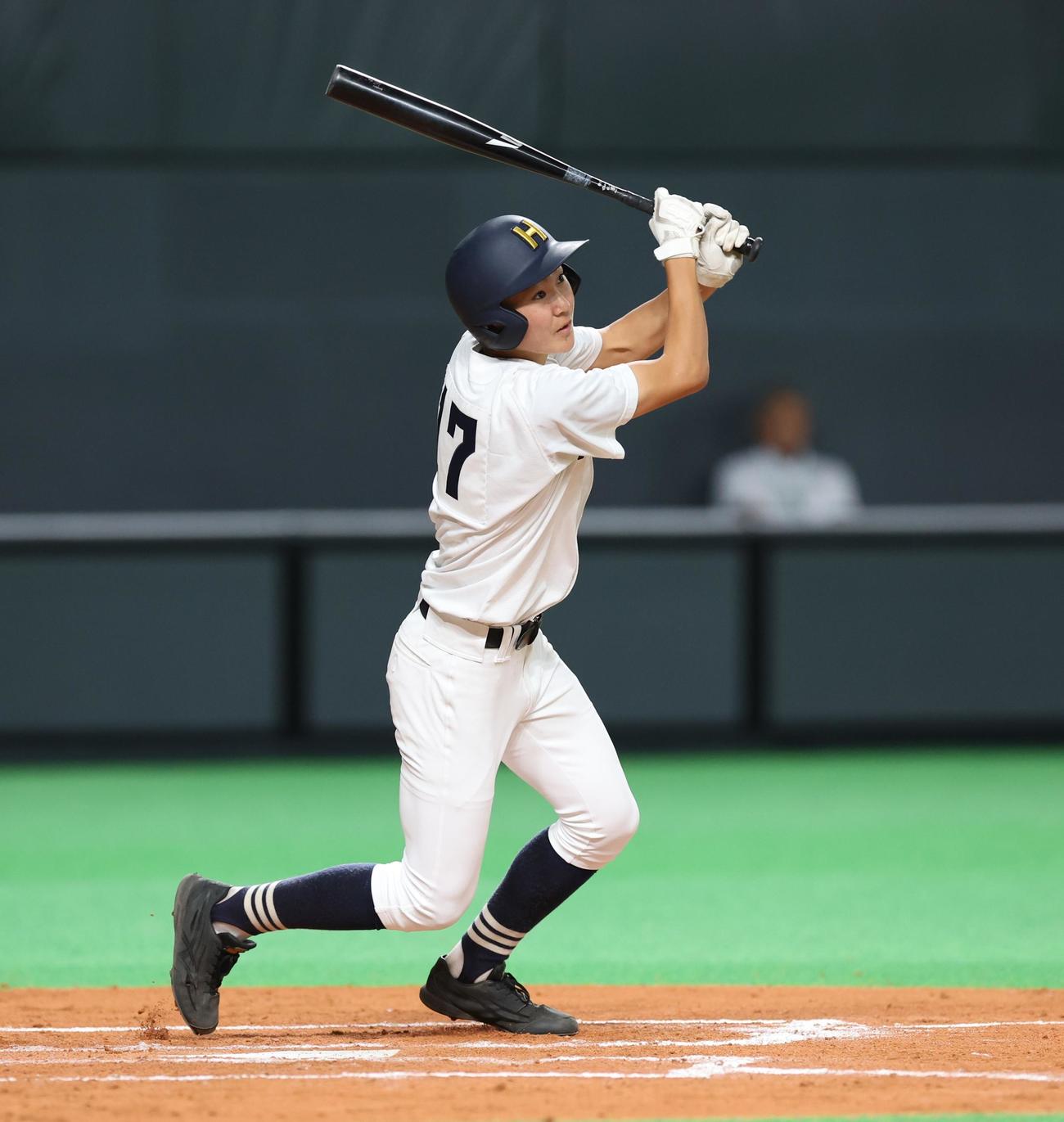 北海対駒大苫小牧　3回表北海1死二塁、右翼線に適時三塁打を放つ桜井（撮影・黒川智章）