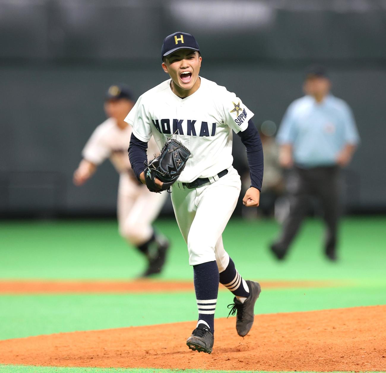 北海対駒大苫小牧　3回裏、打者を3人で抑え叫ぶ浅水（撮影・黒川智章）
