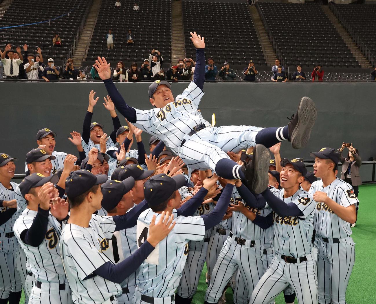 北海対東海大札幌　優勝し胴上げされる東海大札幌の遠藤監督（撮影・黒川智章）