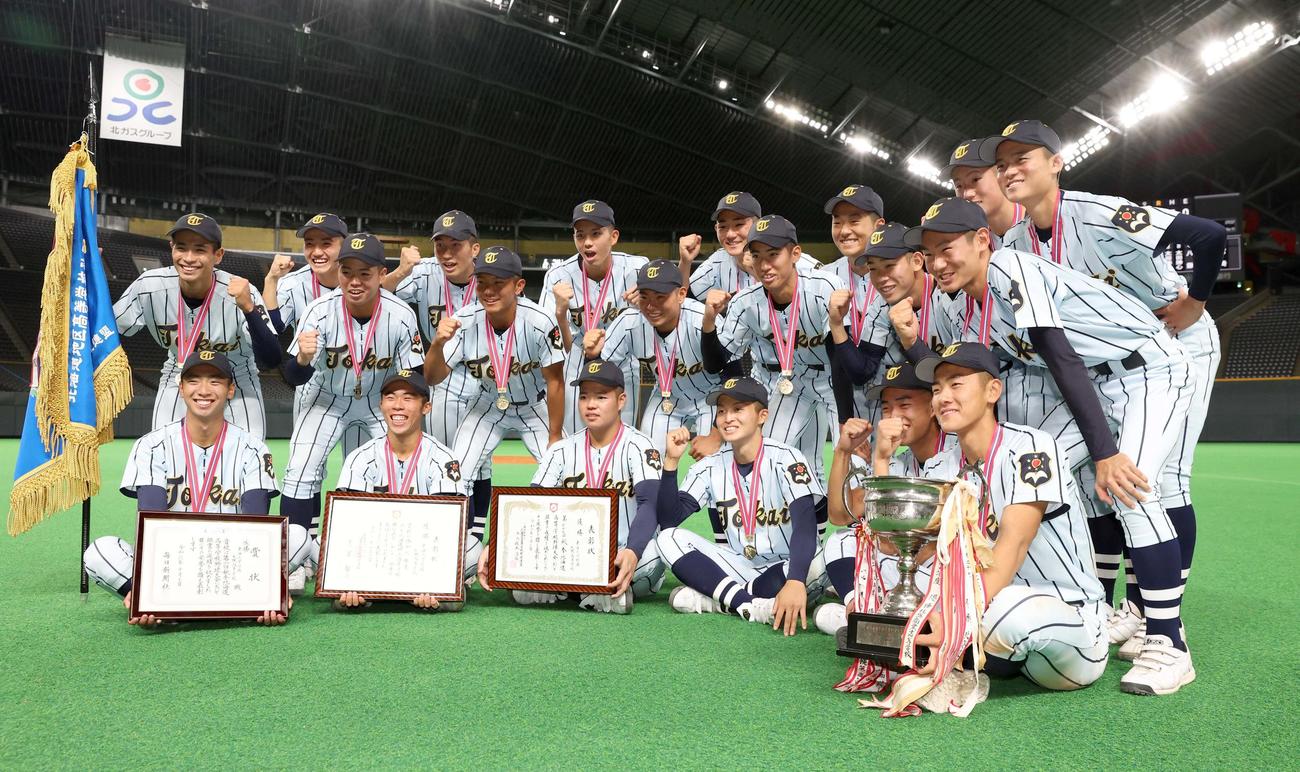 北海対東海大札幌　優勝し笑顔で意気込む東海大札幌ナイン（撮影・黒川智章）