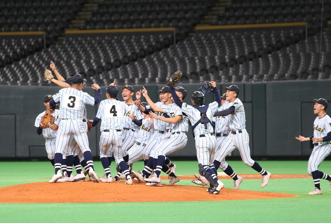 優勝を決めた東海大札幌のメンバーはマウンドで歓喜（撮影・中島洋尚）