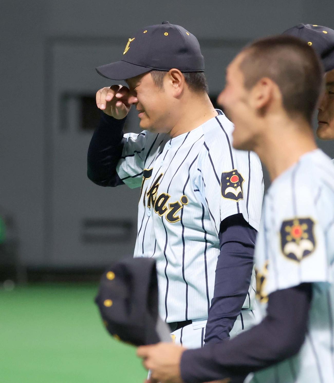 北海対東海大札幌　優勝し涙する東海大札幌の遠藤監督（撮影・黒川智章）