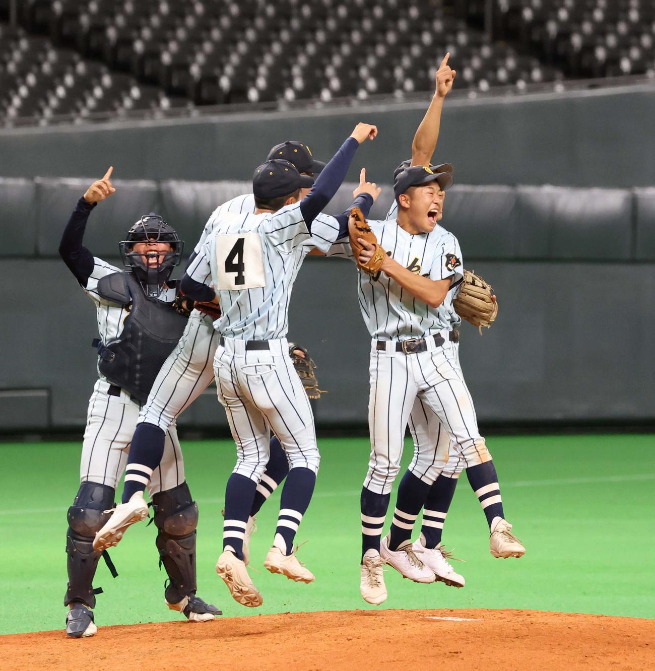 北海対東海大札幌　優勝し歓喜する東海大札幌ナイン（撮影・黒川智章）