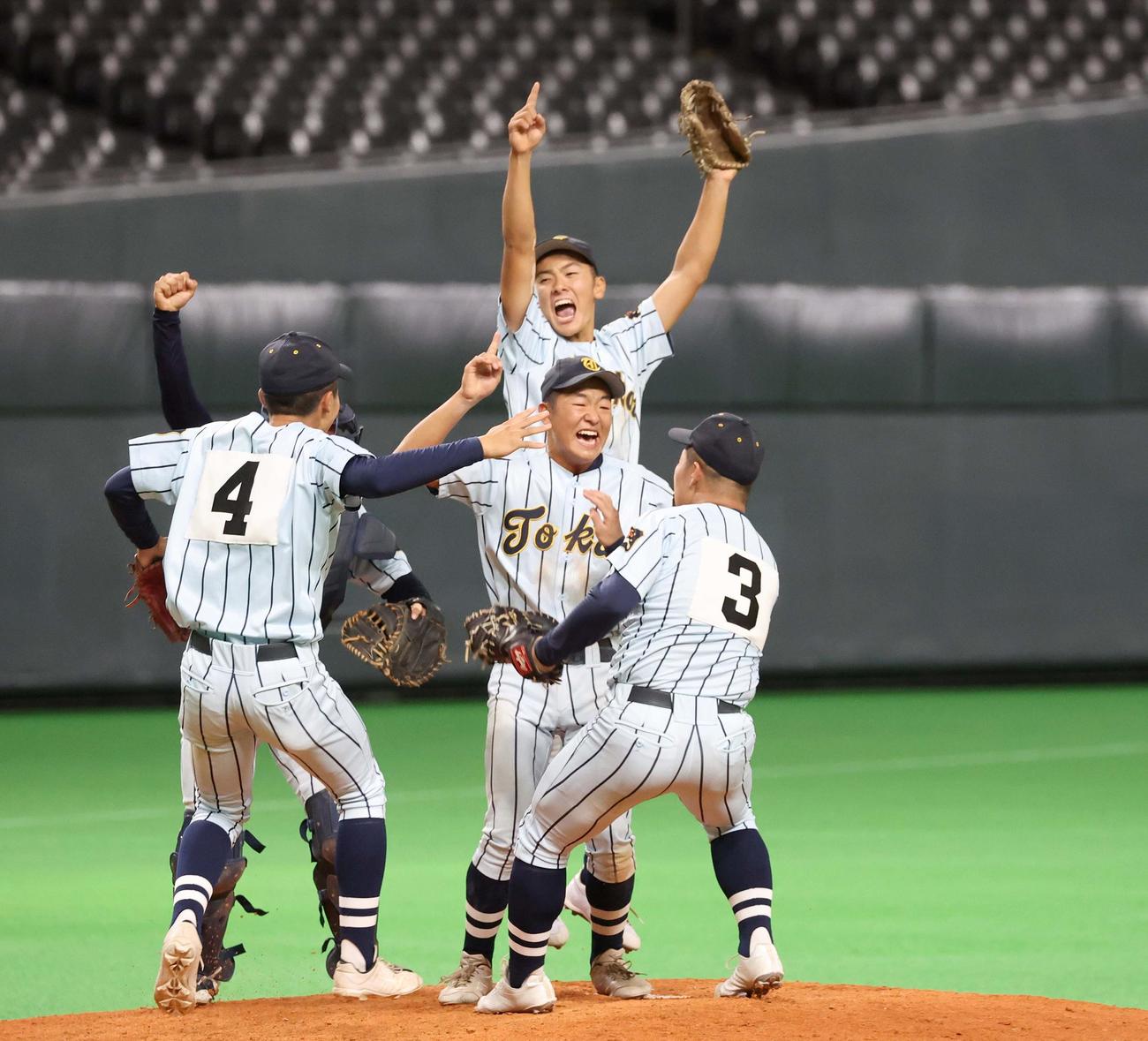 北海対東海大札幌　優勝し歓喜する東海大札幌ナイン（撮影・黒川智章）