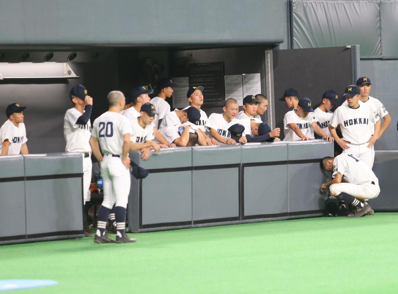 決勝で敗れた北海ナインは涙を流して悔しがる（撮影・中島洋尚）