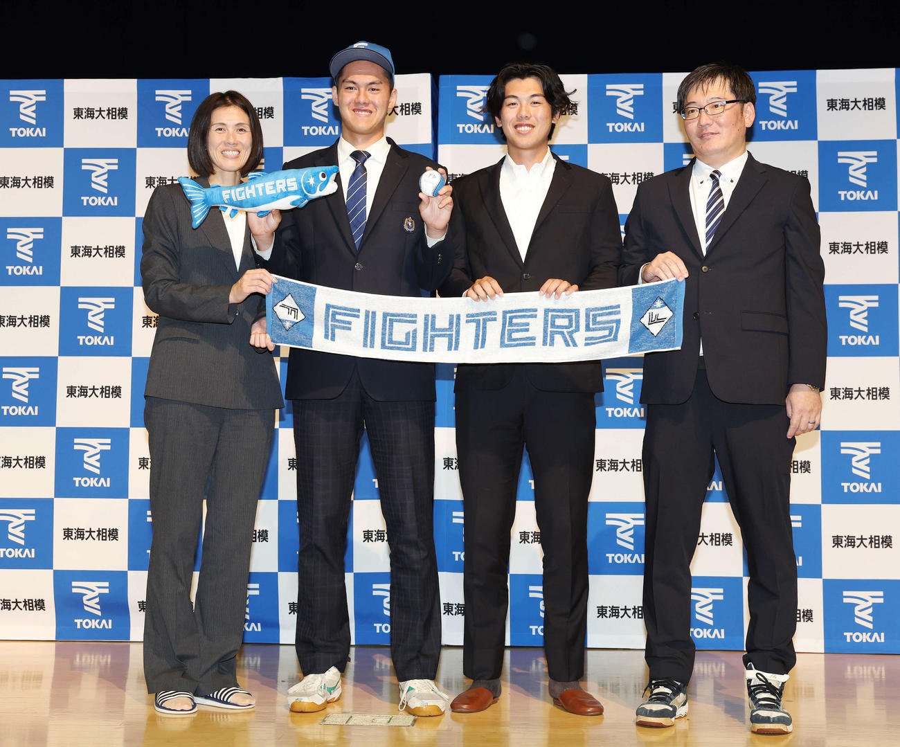 日本ハムから2位指名された東海大相模・藤田琉生（左から2人目）は家族と記念撮影。左から母賢枝さん、1人おいて兄瑞生さん、父佳典さん（撮影・宮地輝）