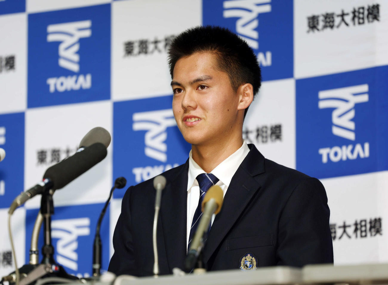日本ハムから2位指名を受けた東海大相模・藤田は笑顔を見せる（撮影・宮地輝）