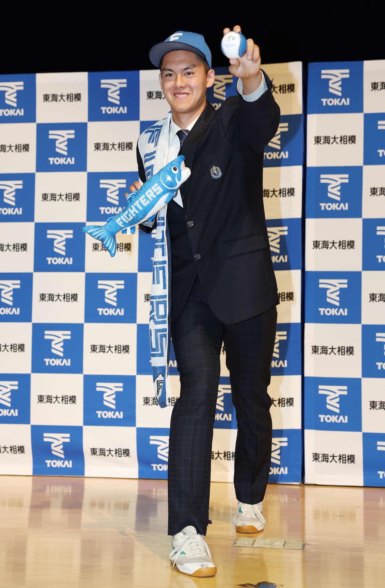 日本ハムから2位指名を受けた東海大相模・藤田は笑顔でポーズをとる（撮影・宮地輝）