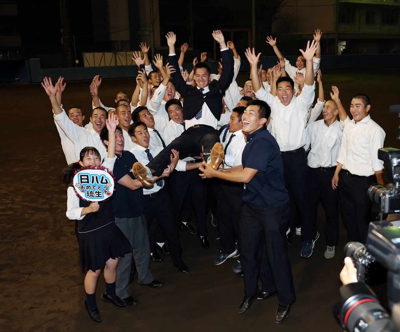 日本ハムから2位指名を受けた東海大相模・藤田はチームメートに胴上げされる（撮影・宮地輝）