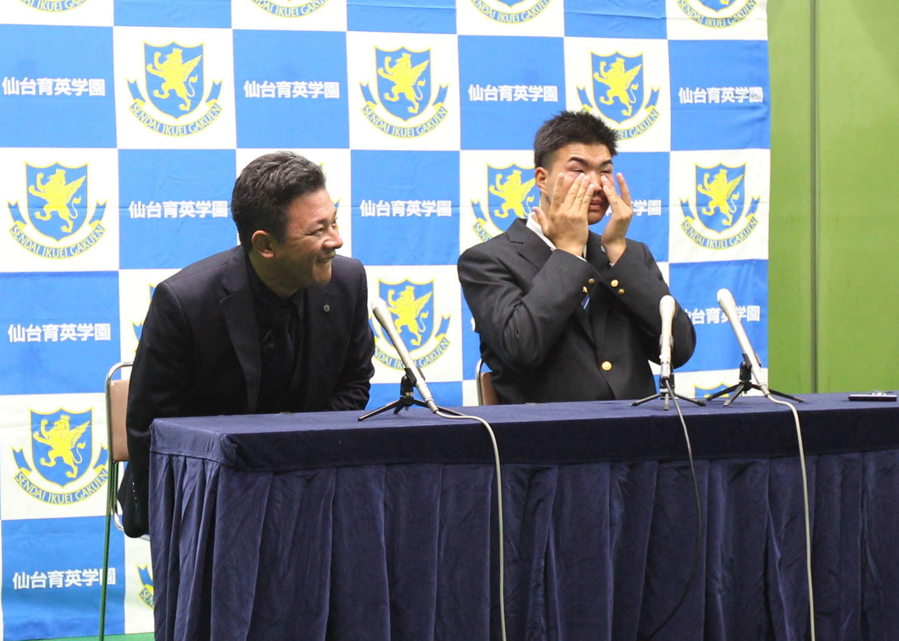 須江監督（左）と涙で記者会見に臨む仙台育英・山口（撮影・高橋香奈）