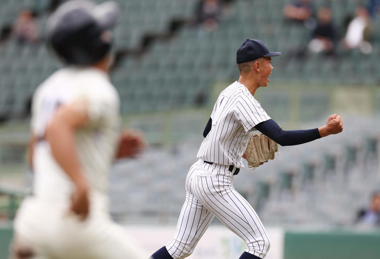 滋賀学園対大阪桐蔭　9回裏大阪桐蔭2死一、二塁、黒川を中飛に仕留め、ガッツポーズする長崎（撮影・前田充）