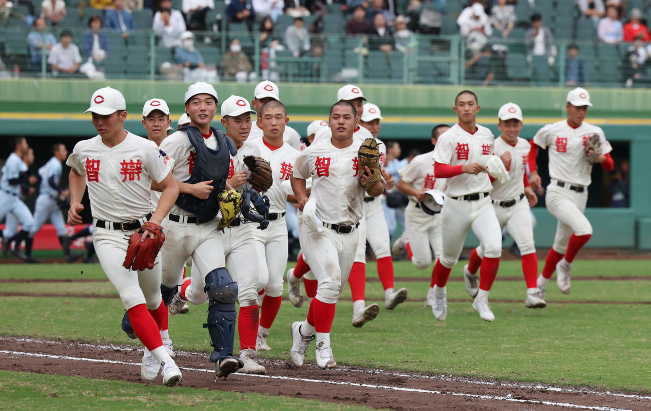 神戸学院大付対智弁和歌山　神戸学院大付に勝利し、応援席に向かって駆け出す智弁和歌山ナイン（撮影・前田充）