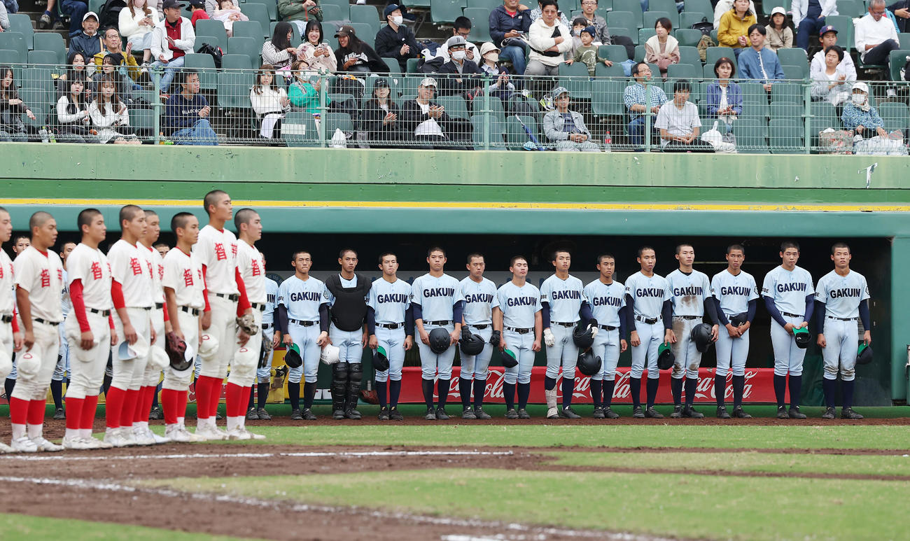 神戸学院大付対智弁和歌山　智弁和歌山に敗れ整列する神戸学院大付ナイン（撮影・前田充）