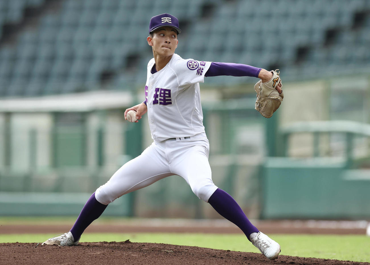 滋賀短大付対天理　力投する天理先発の下坊（撮影・前田充）