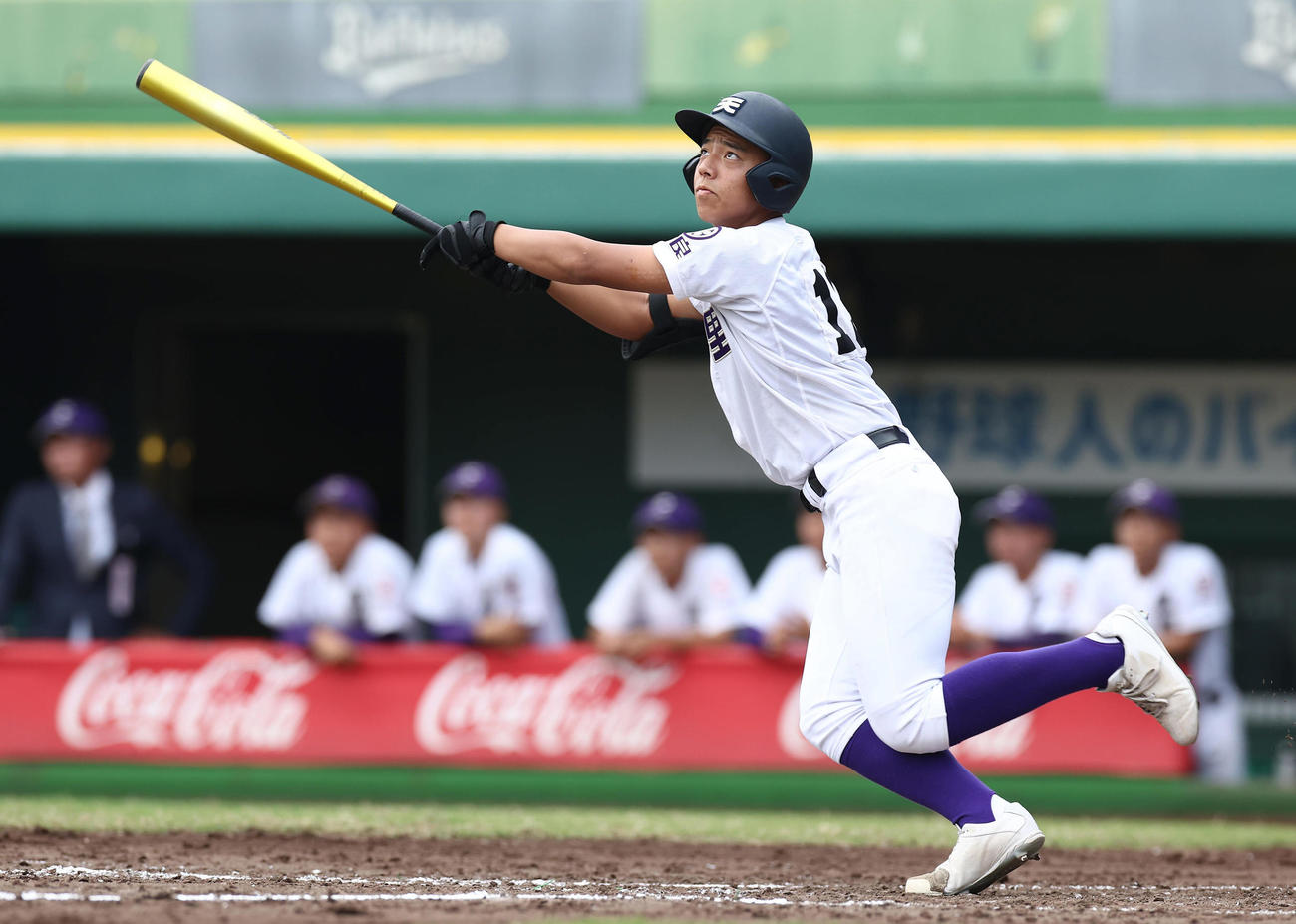 滋賀短大付対天理　1回死二、三塁、先制の左犠飛を放つ本田（撮影・前田充）