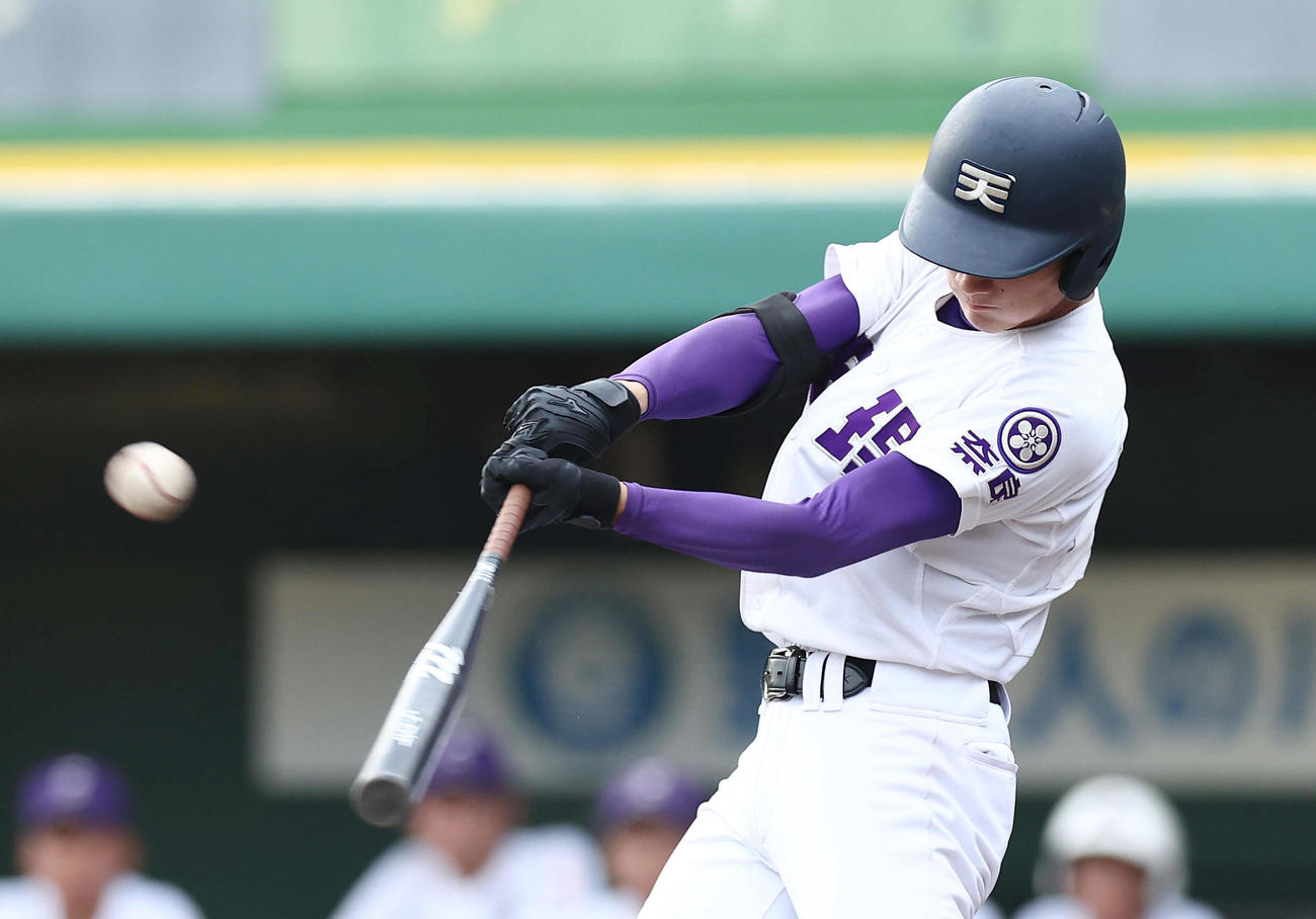 滋賀短大付対天理　7回裏天理1死二、三塁、左中間へ2点適時二塁打を放つ永末（撮影・前田充）