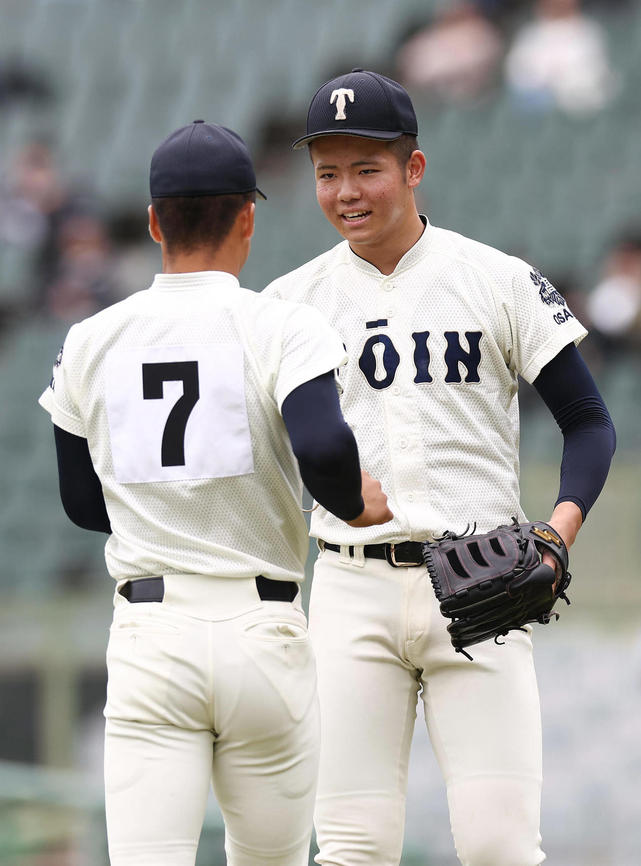滋賀学園対大阪桐蔭　6回表滋賀学園2死満塁、勝ち越しを許し、中野（左）と交代する森（撮影・前田充）