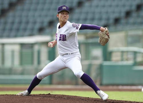 滋賀短大付対天理　力投する天理先発の下坊（撮影・前田充）