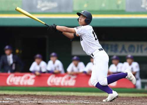 滋賀短大付対天理　1回死二、三塁、先制の左犠飛を放つ本田（撮影・前田充）