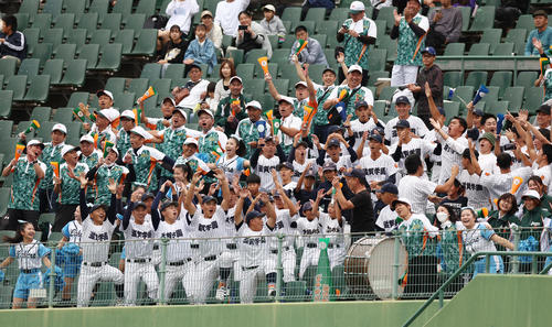 滋賀学園対大阪桐蔭　4回表滋賀学園2死二塁、吉森が先制の左前適時打を放ち、盛り上がる応援団（撮影・前田充）
