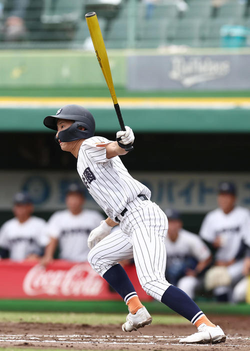 滋賀学園対大阪桐蔭　6回表滋賀学園2死満塁、勝ち越しの左前適時打を放つ藤本（撮影・前田充）