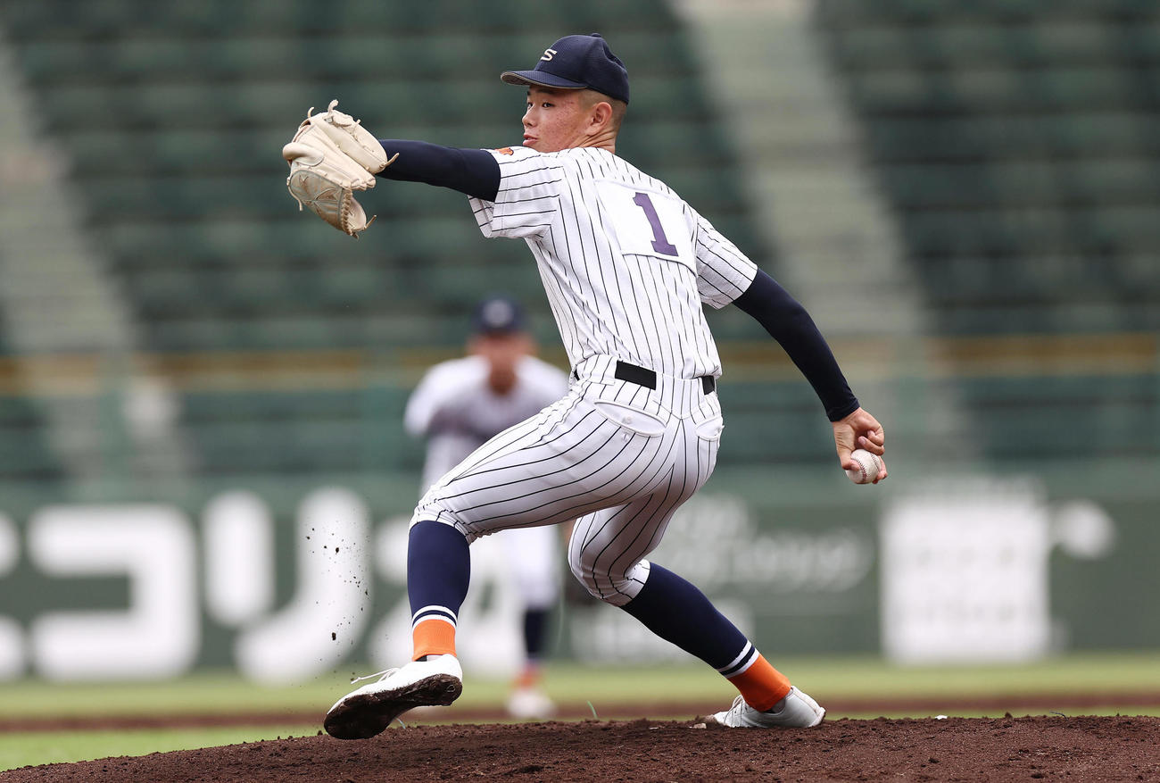滋賀学園対大阪桐蔭　力投する滋賀学園先発の長崎（撮影・前田充）