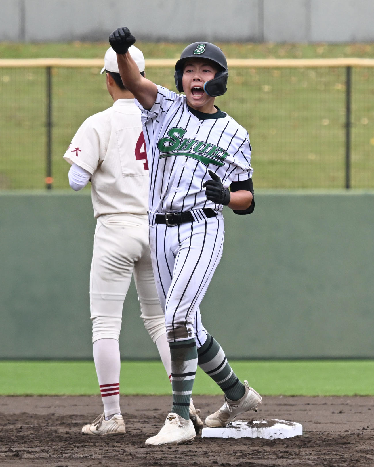 高校野球関東大会　つくば秀英対拓大紅陵　3回表つくば秀英2死二塁、同点適時2塁打を放ちガッツポーズする松崎（撮影・千葉一成）