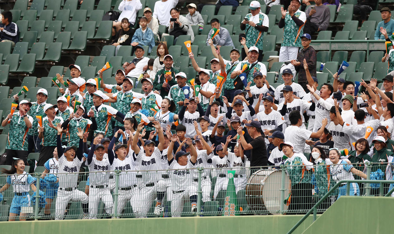 滋賀学園対大阪桐蔭　4回表滋賀学園2死二塁、吉森が先制の左前適時打を放ち、盛り上がる応援団（撮影・前田充）