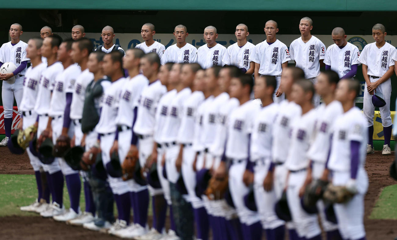 滋賀短大付対天理　天理（手前）に敗れ、悔しそうに整列する滋賀短大付ナイン（撮影・前田充）