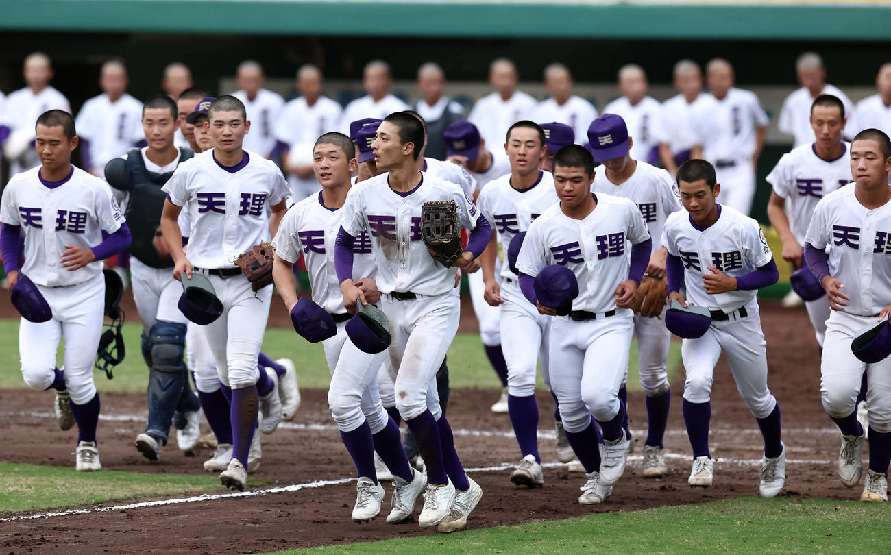 滋賀短大付対天理　滋賀短大付に勝利し、応援席にあいさつに向かう天理ナイン（撮影・前田充）