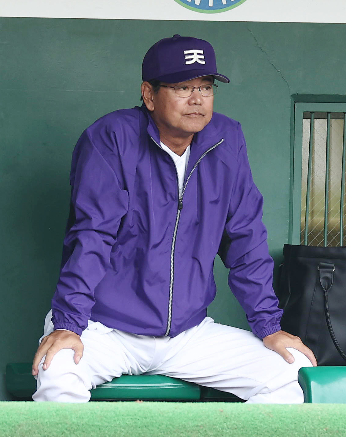 滋賀短大付対天理　戦況を見守る天理・藤原監督（撮影・前田充）