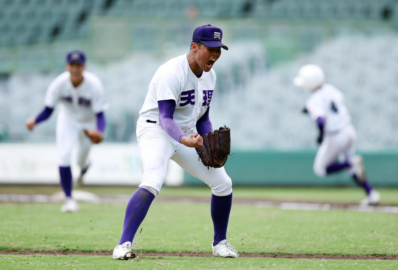 滋賀短大付対天理　9回表滋賀短大付2死二塁、森を中飛に仕留め、ガッツポーズする天理・伊藤（撮影・前田充）