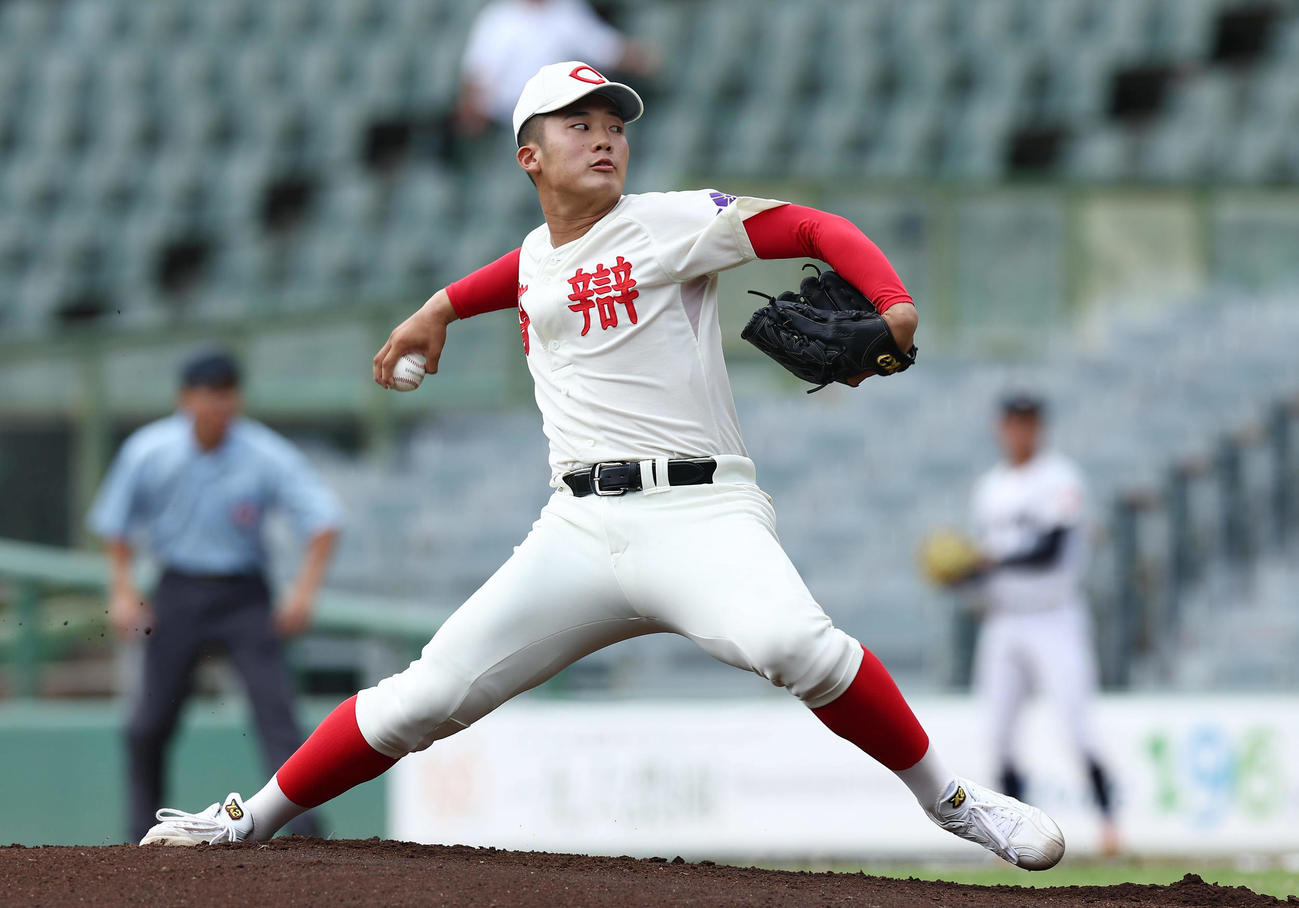 滋賀学園対智弁和歌山　力投する智弁和歌山先発の渡辺（撮影・前田充）