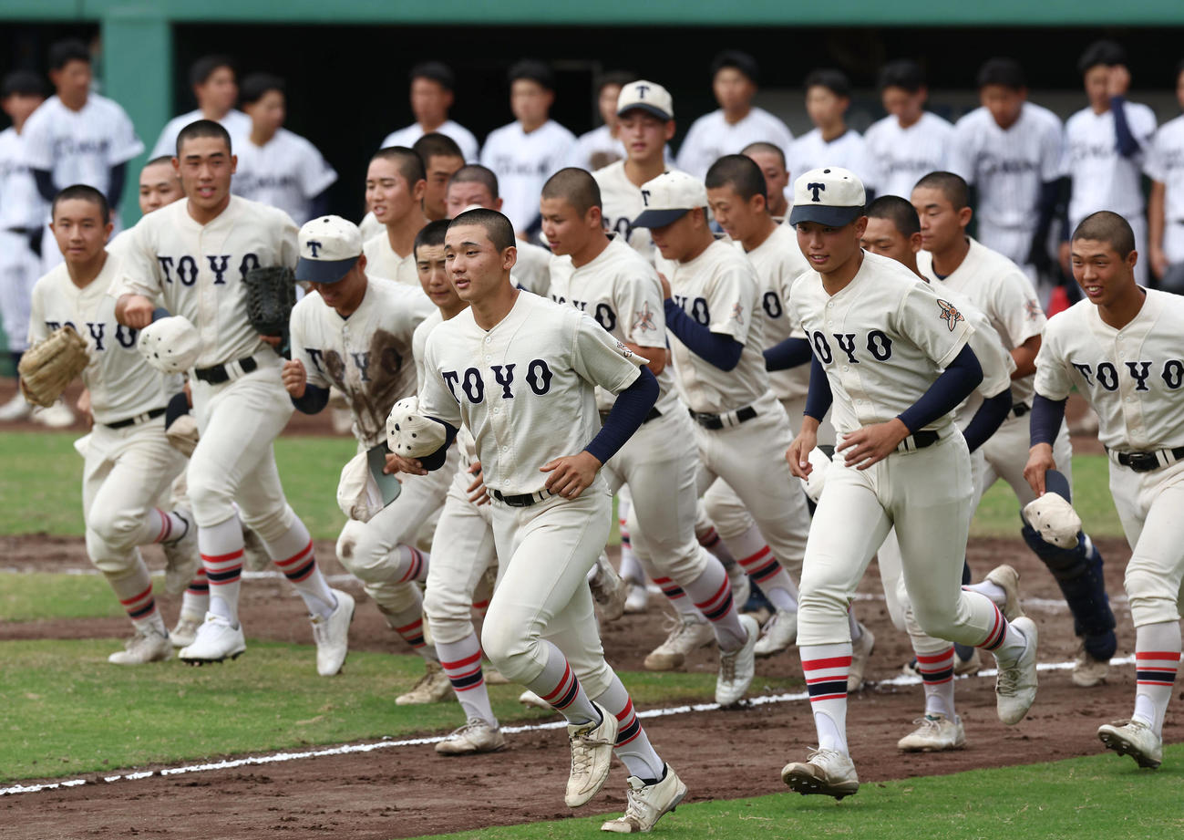 東洋大姫路対大院大高　大院大高に勝利し、応援席へ向かって駆け出す東洋大姫路ナイン（撮影・前田充）