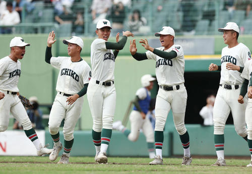 市和歌山対立命館宇治 立命館宇治に6回コールドで勝利し、喜ぶ市和歌山ナイン(撮影・前田充)