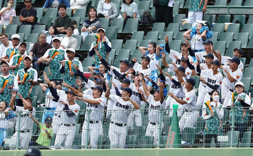 滋賀学園対智弁和歌山 ダンスで声援を送る滋賀学園の応援団(撮影・前田充)