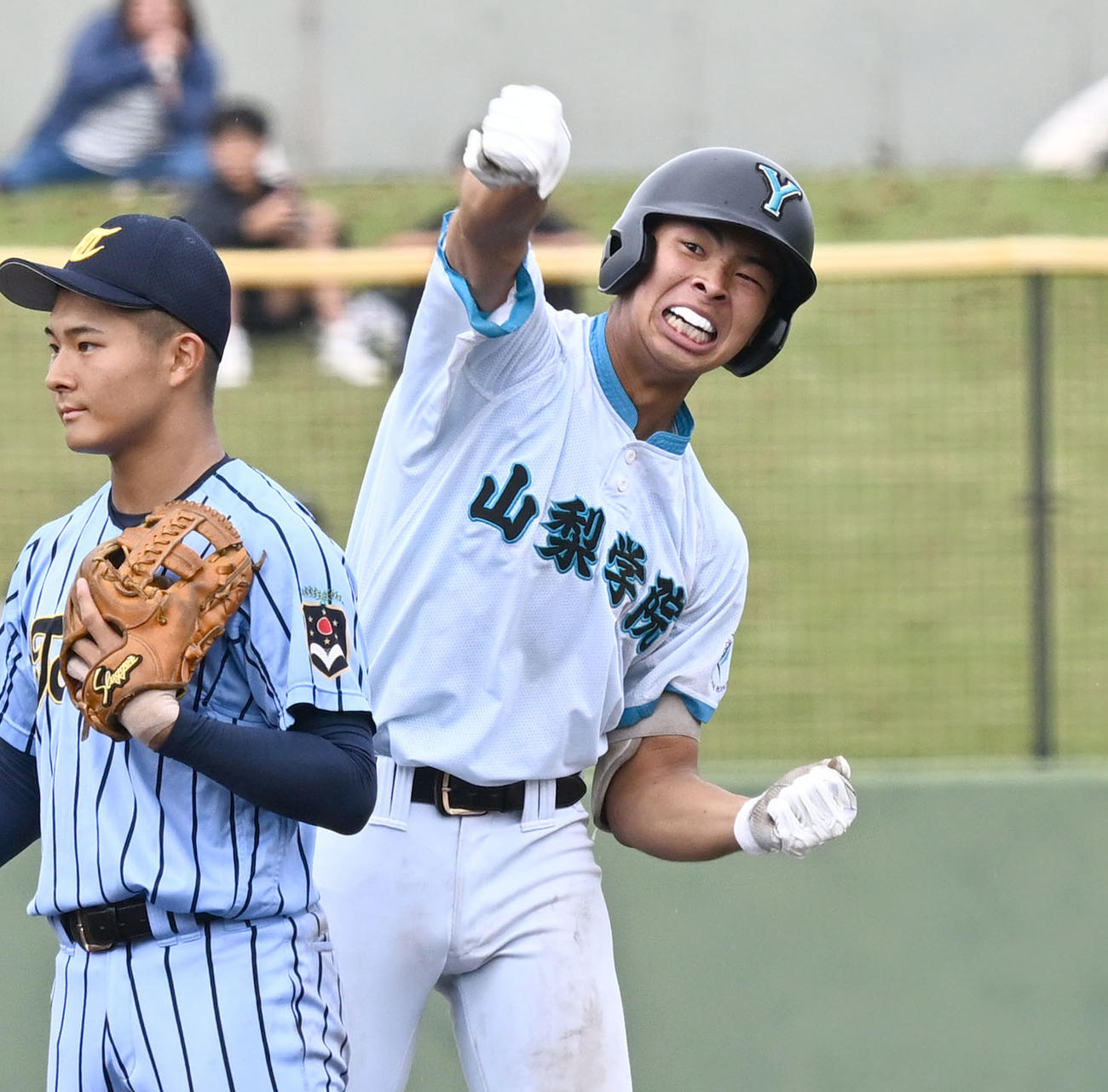 高校野球関東大会　山梨学院対東海大相模　6回裏山梨学院2死二塁、適時二塁打を放ちガッツポーズで喜ぶ平野。二塁手柴田（撮影・千葉一成）