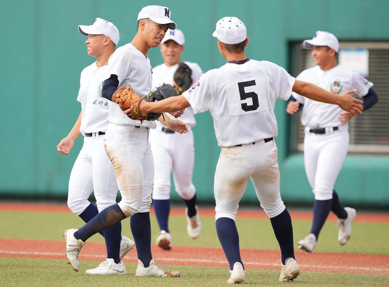 平塚学園対佐日大　完投で最後を締めた佐野日大・洲永（左から2人目）はチームメートと喜び合う（撮影・垰建太）