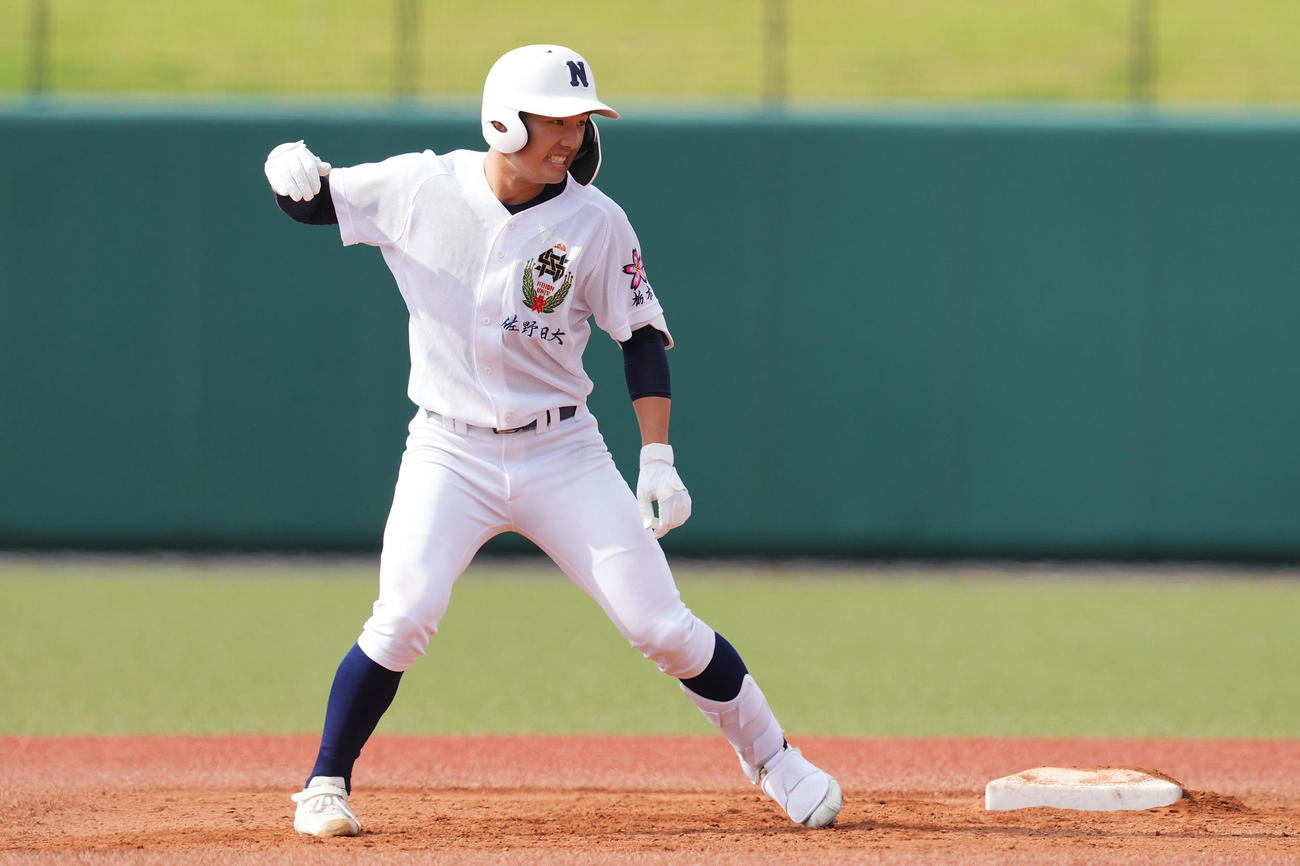 平塚学園対佐日大　3回裏佐野日大2死二、三塁、適時二塁打を放ちガッツポーズする和栗（撮影・垰建太）