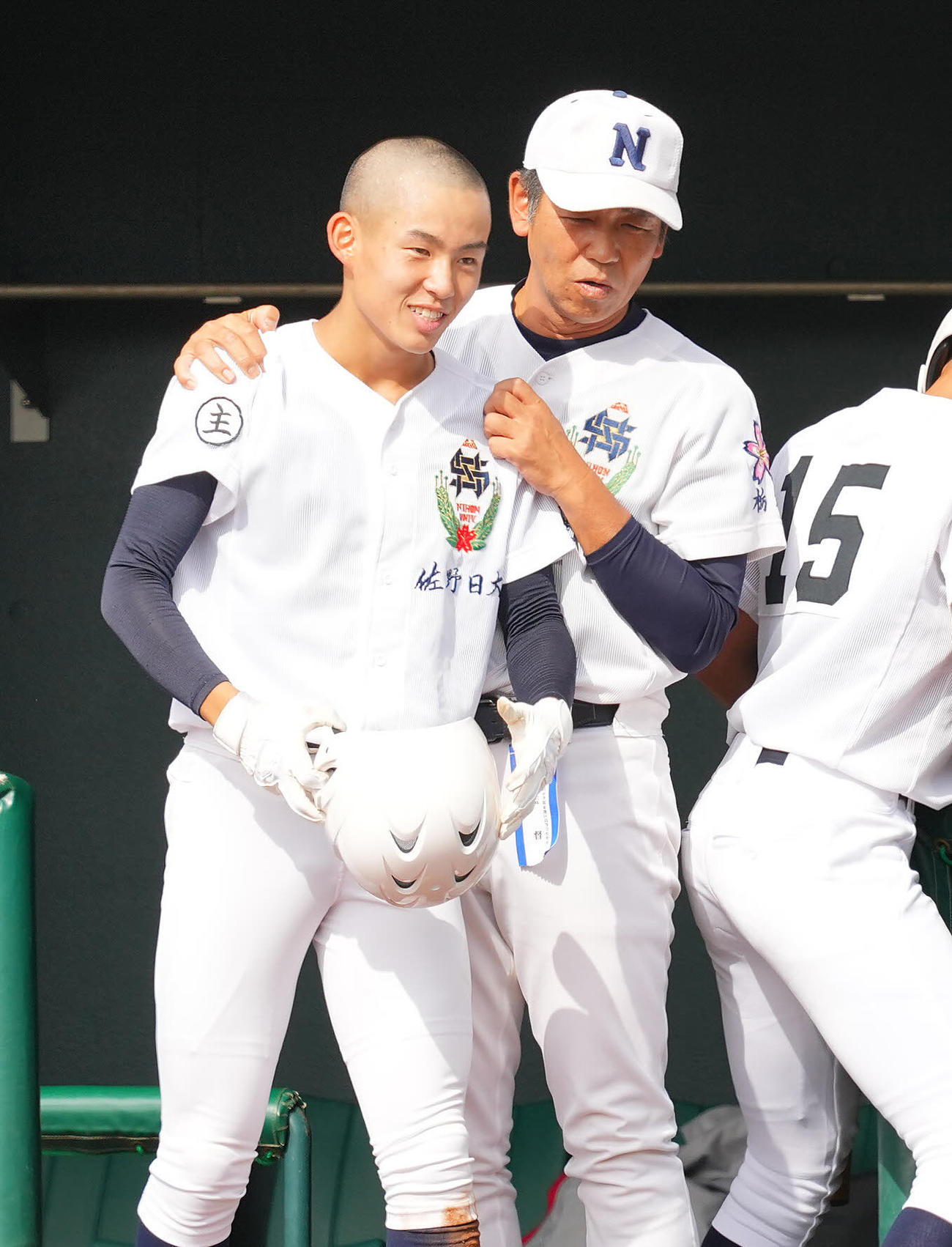 平塚学園対佐日大　3回裏佐野日大2死二、三塁、生還した桜井（左）に声をかける麦倉監督（撮影・垰建太）