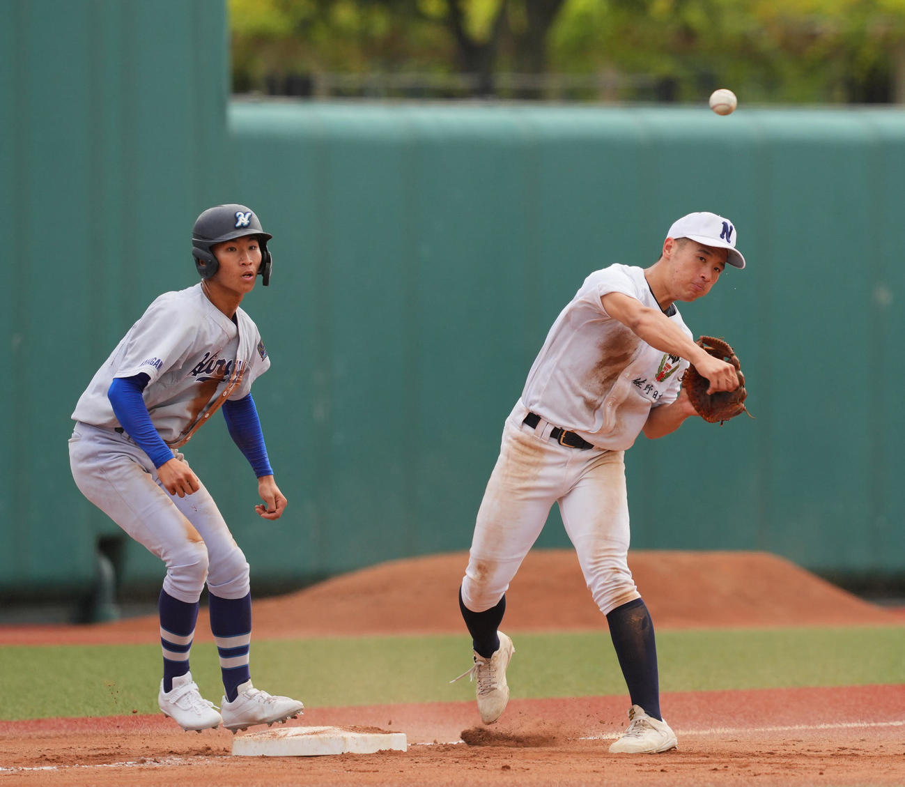 平塚学園対佐日大　7回表平塚学園1死三塁、森の三ゴロをさばく井上（右）（撮影・垰建太）